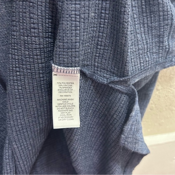 Cable & Gauge Blue Embroidered Textured V-Neck Top NWT 2X - Picture 5 of 5